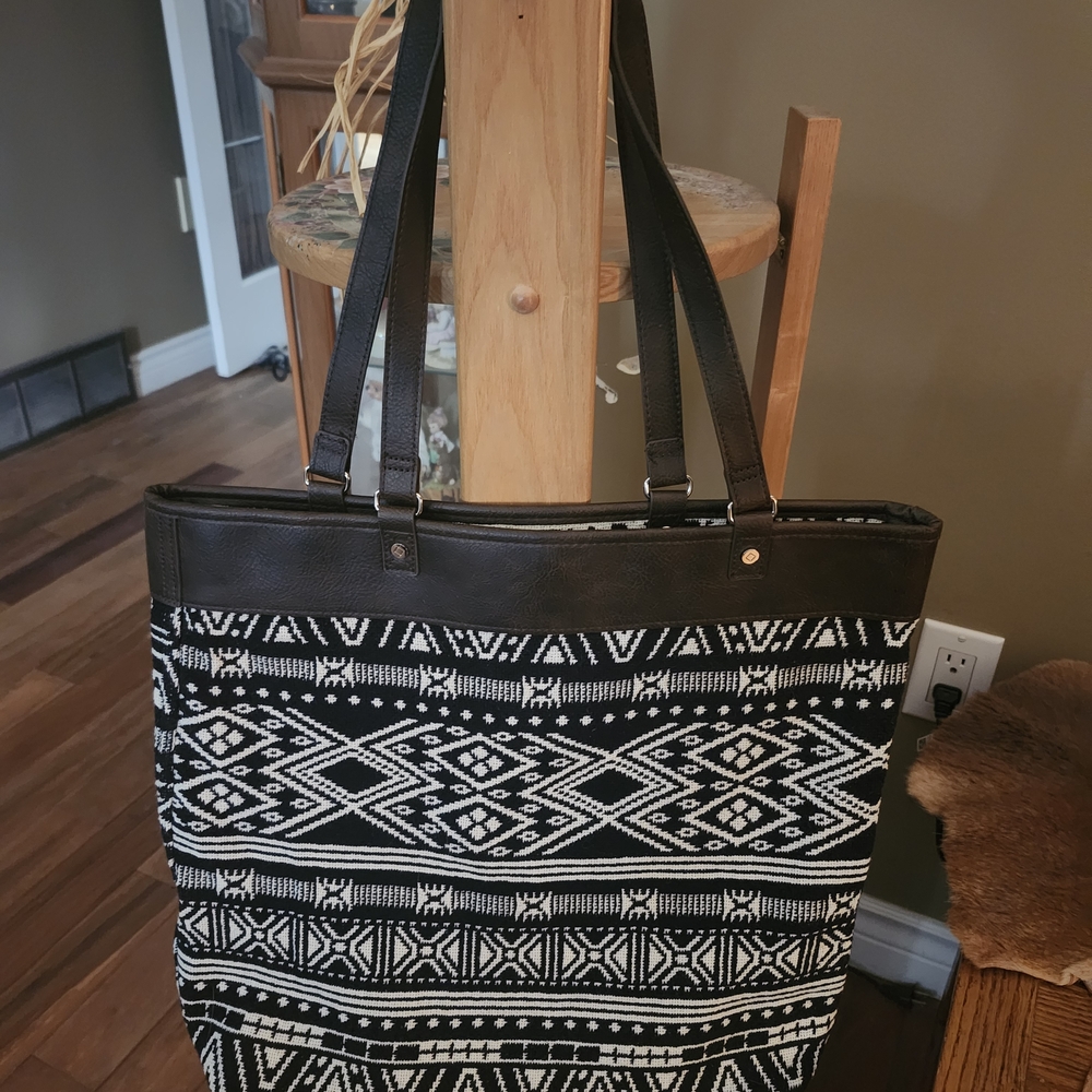 Chic Black and White Geometric Tote